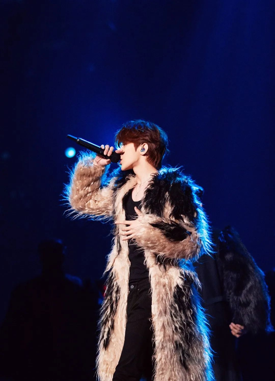 衣品超级好的男明星,王嘉尔穿的蔡徐坤同款衣服