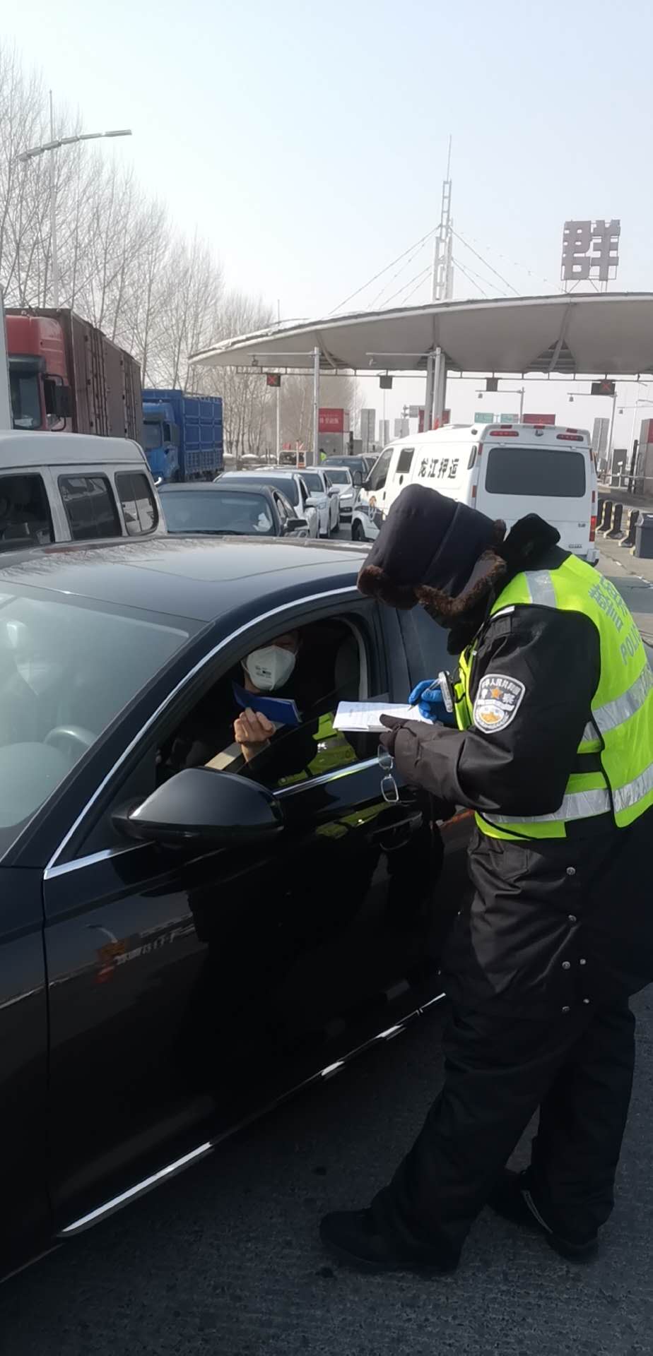 发黑硬痂还没脱落,又覆上一层冻红的新伤记住咱城市守门人的面孔