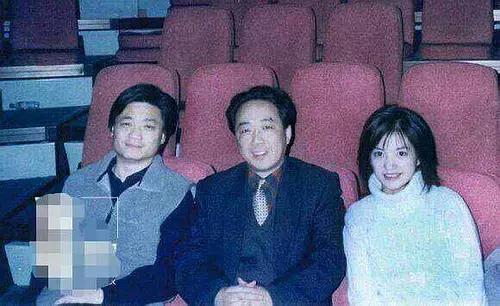 小花妹妹不打马赛克了！抱着邓超的手有点害羞，不笑是因为孙俪