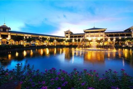 度假吃喝玩一体的温泉酒店,新兴天露山温泉养生度假酒店