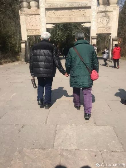 父母秀恩爱对子女的好处,父母特别秀恩爱的方式