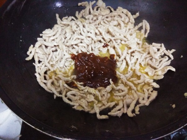 炒肉时切记别直接下锅,炒肉时放什么东西炒出来又软又香