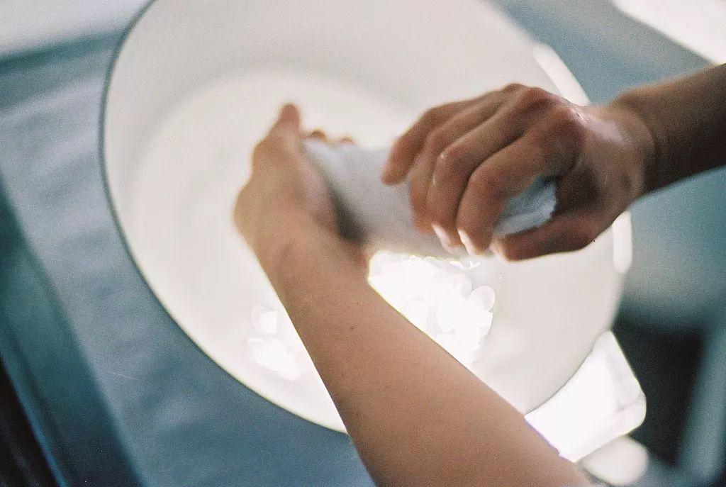 毛呢大衣脏了的正确清洗方法,毛呢大衣底边脏怎么清洗