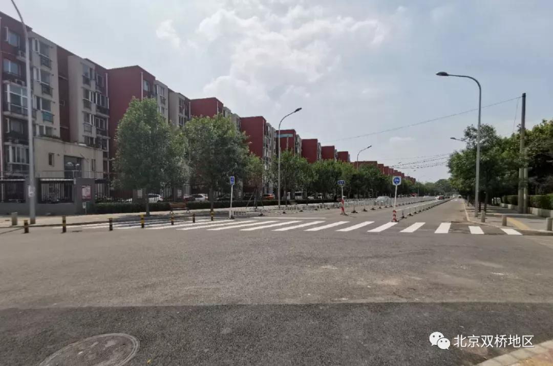 经过高档别墅区特别规划两处停车场白鹿司北街整治工程接近尾声