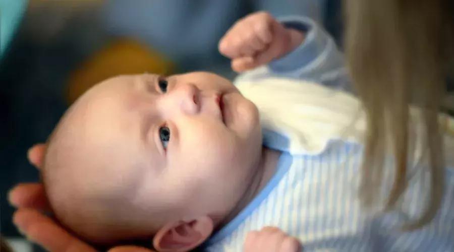 宝宝呛奶不要怕学会这几招就好,宝宝呛奶的正确处理方法视频