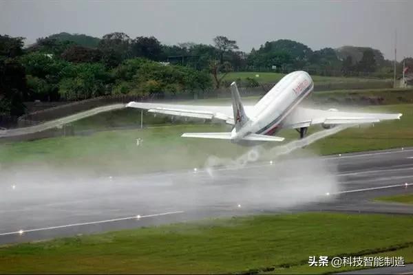 客机的机翼为什么那么长,民航飞机机翼为什么是在下方