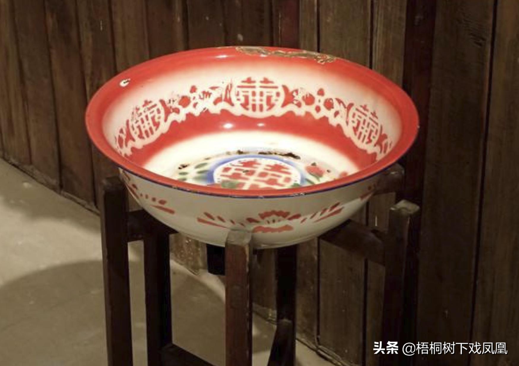 出殡的时候拿着一束花要紧么,出殡以后家门口放把刀