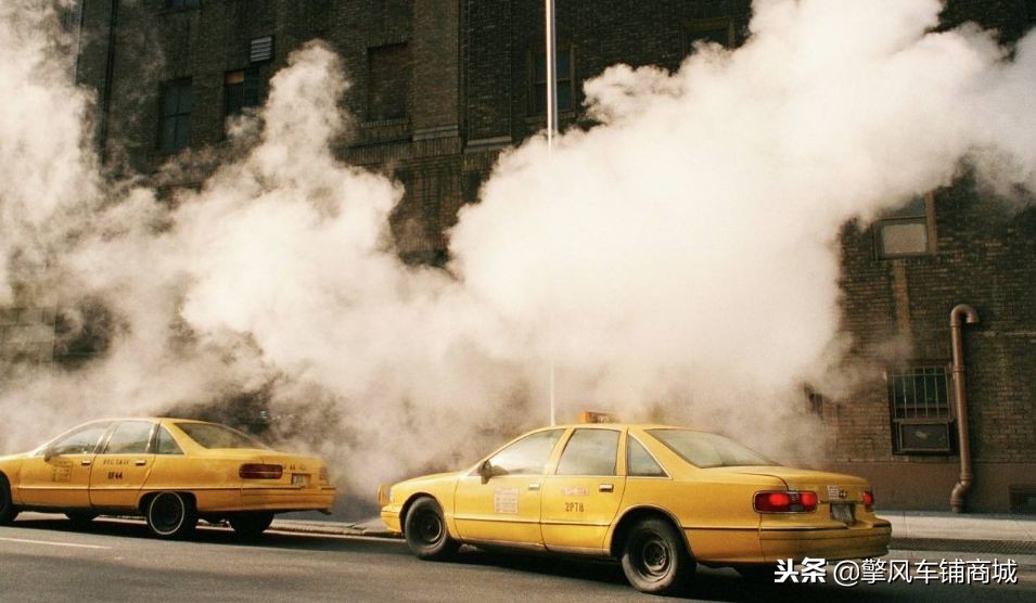 汽车冬天启动排气管冒烟有异味,摩托车冬天排气管冒白烟怎么回事