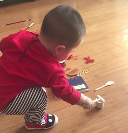 一岁宝宝抓周笑翻众人,宝宝抓周3次都是球