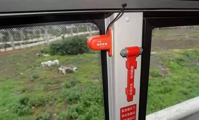 安全锤敲汽车玻璃哪个位置,使用安全锤应敲击车窗玻璃的哪里