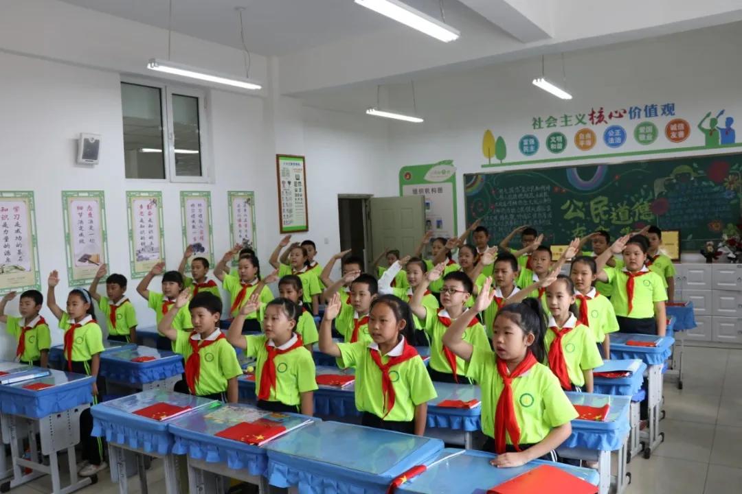 争做新时代的好队员,在国旗下长大