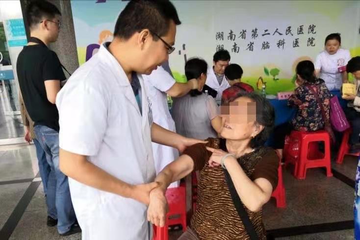 摔倒手掌撑地肩关节会脱位吗,老人摔倒胳膊脱位