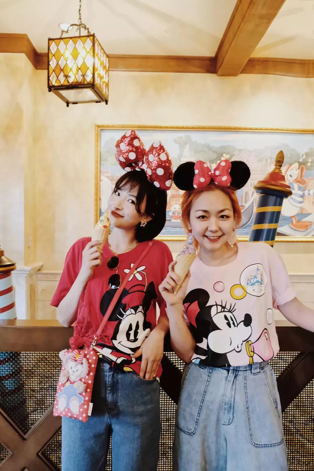 我们在上海迪士尼里玩耍了一天，发现穿的美才能玩的好！