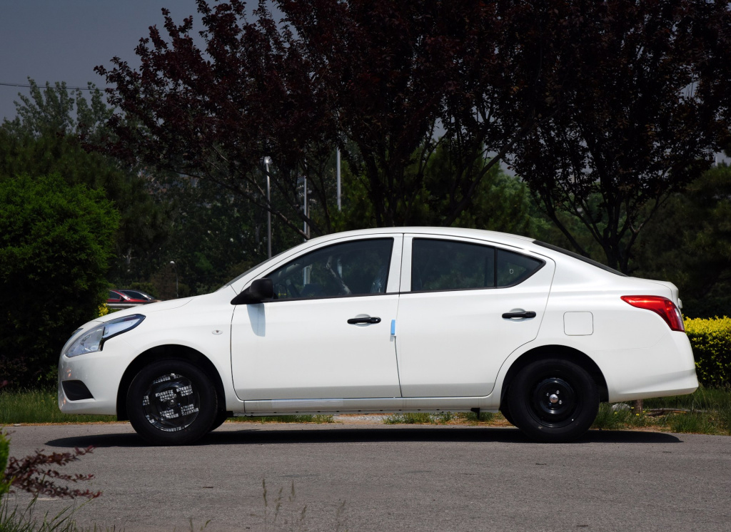 这台日产7.98w起，空间宽敞一公里油耗4毛，可惜已停产