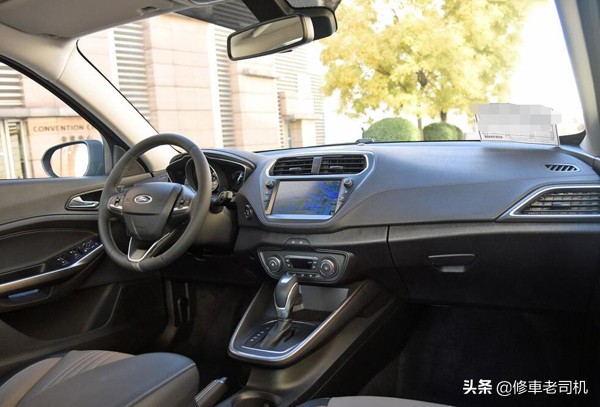 新车后备箱异味大怎么回事,车内后备箱垫子异味严重怎么解决