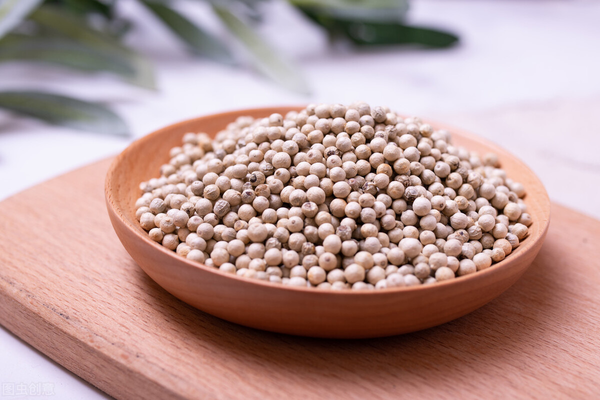 黑胡椒和白胡椒的区别哪个更好,黑胡椒和白胡椒的区别怎么用