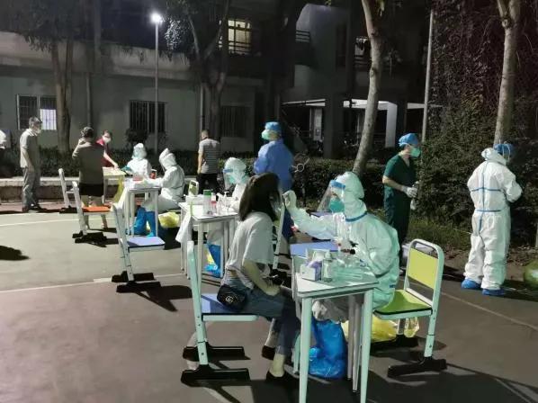 疫情防控党旗在基层高高飘扬,党旗在防疫阻击战中高高飘扬