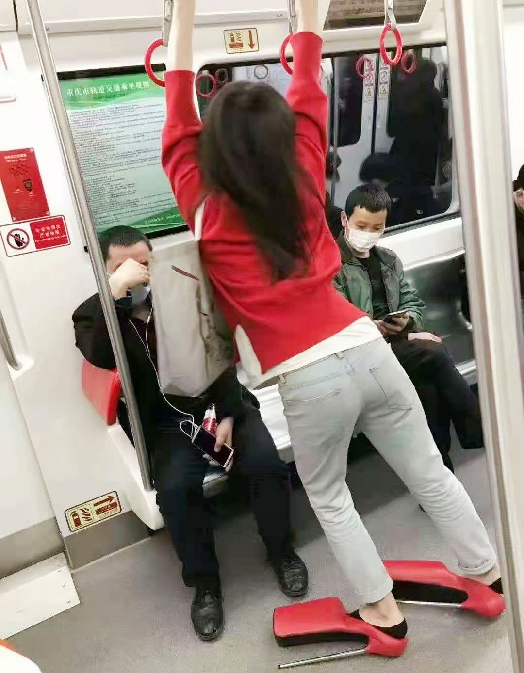 穿恨天高坐地铁的社死现场,两位男士都不忍看这次“崴脚表演”