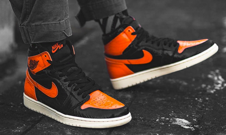 篮球博主扣碎篮板合集,乔丹扣碎篮板球鞋