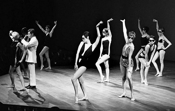 艺术涨姿势:内衣小史|张小玉