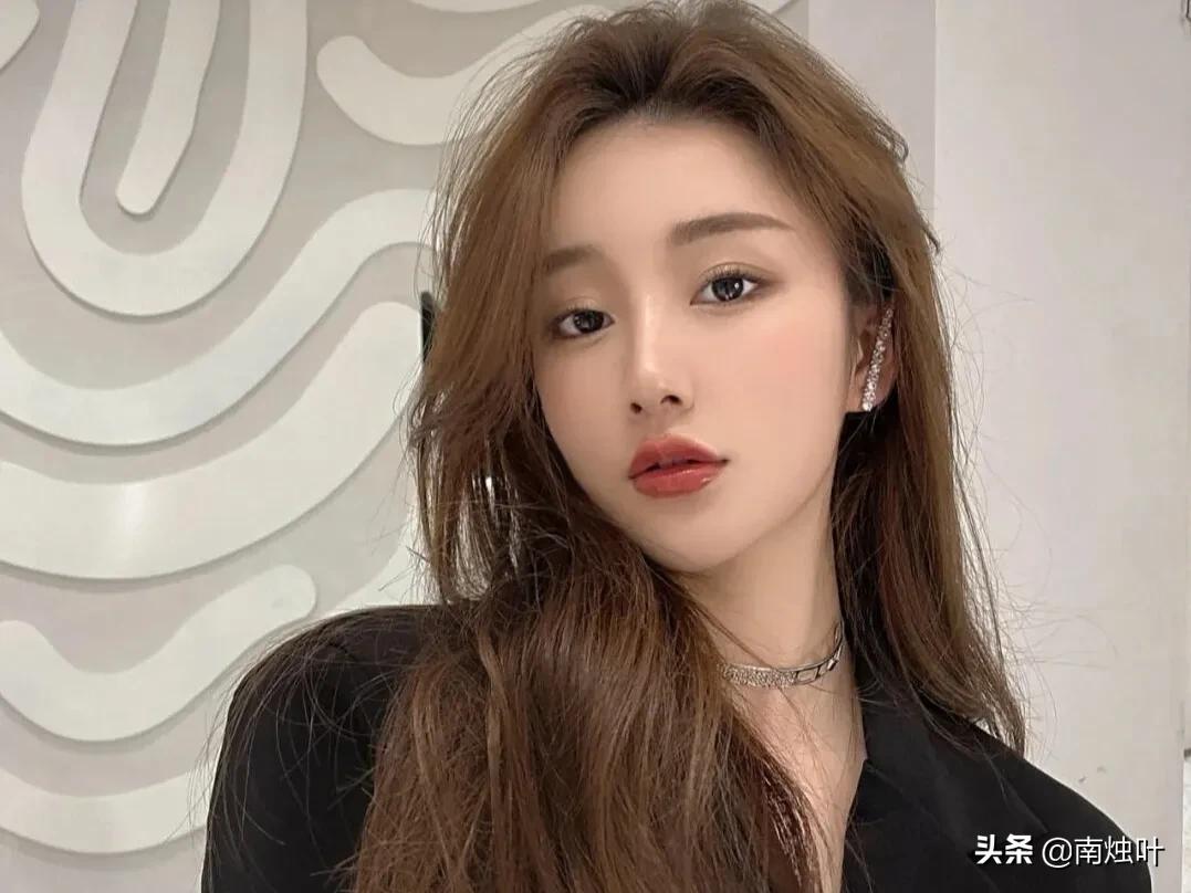 超级显白酷感爆棚的发色推荐,女生好看的偏冷绿调雾感发色