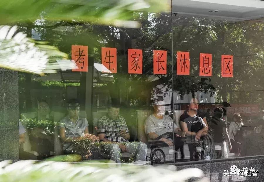 令人泪目的99张照片高考,高考家长等待图片