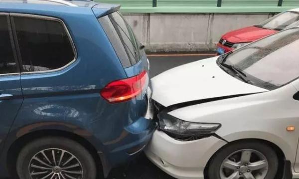 看不见车头的轿车怎么判断距离,如何判断车头与前方障碍物距离