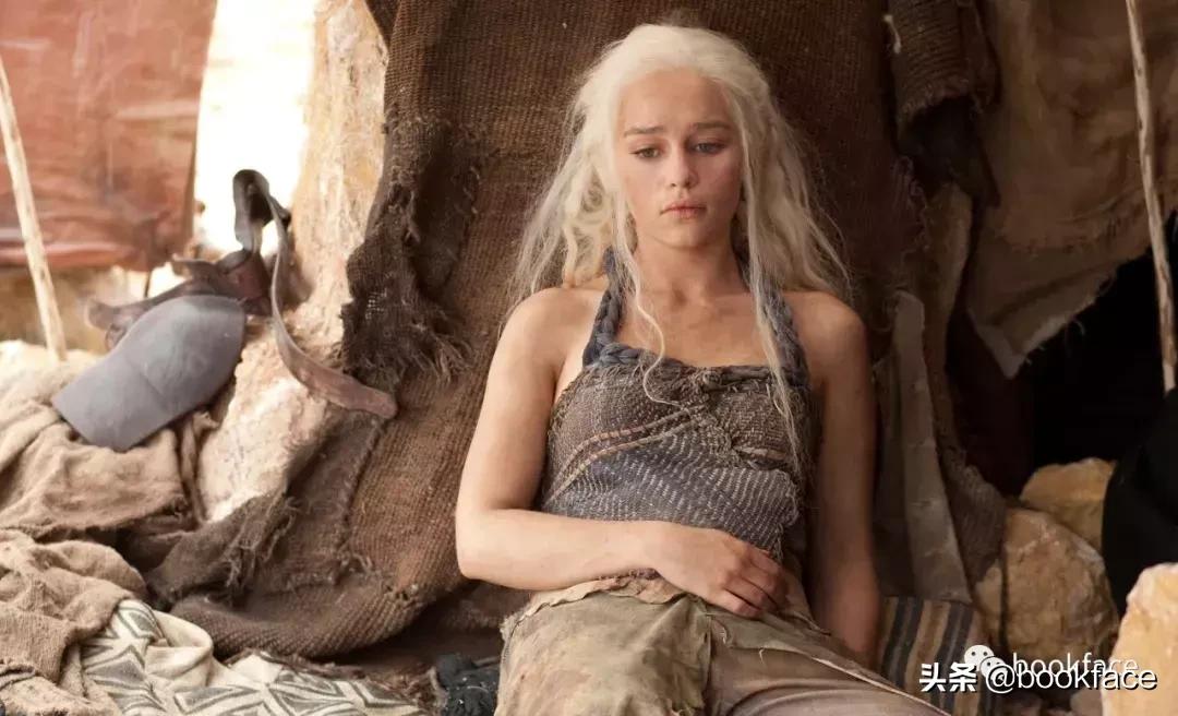 一脱成名的她，竟两次死里逃生。现实中的龙母比戏里更开挂