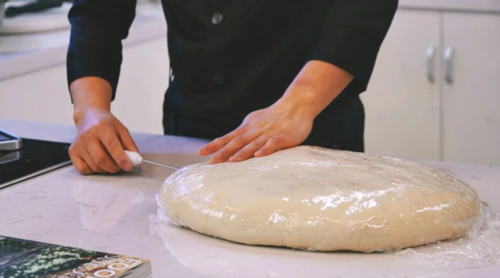 和面加了鸡蛋为什么面发硬,做披萨胚的面粘手正常吗