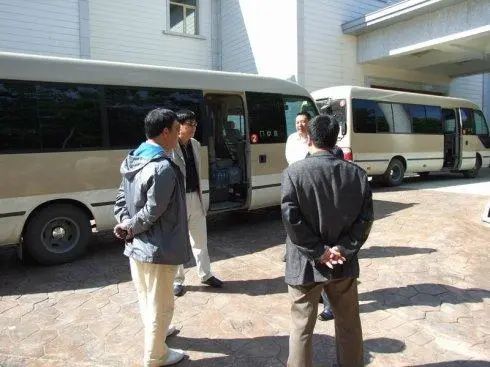 领导面前和下属面前手放的位置,前背手与后背手各表示什么意思