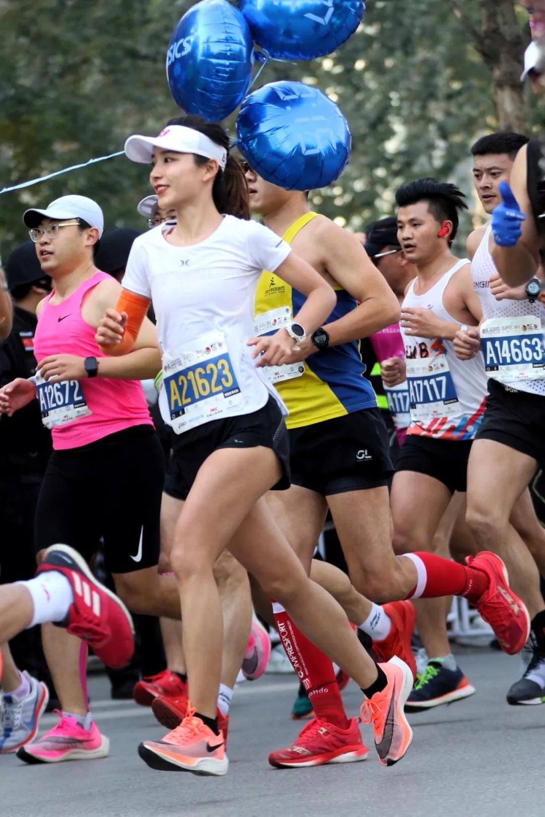 长得漂亮小姐姐骑马,长得好看跑得快小姐姐