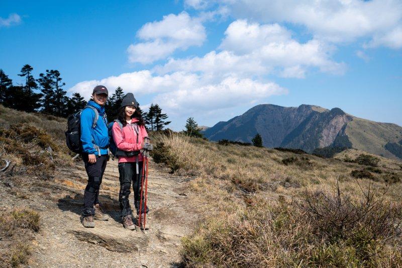 迪卡侬轻量化防雨外套,迪卡侬防风保暖外套测评