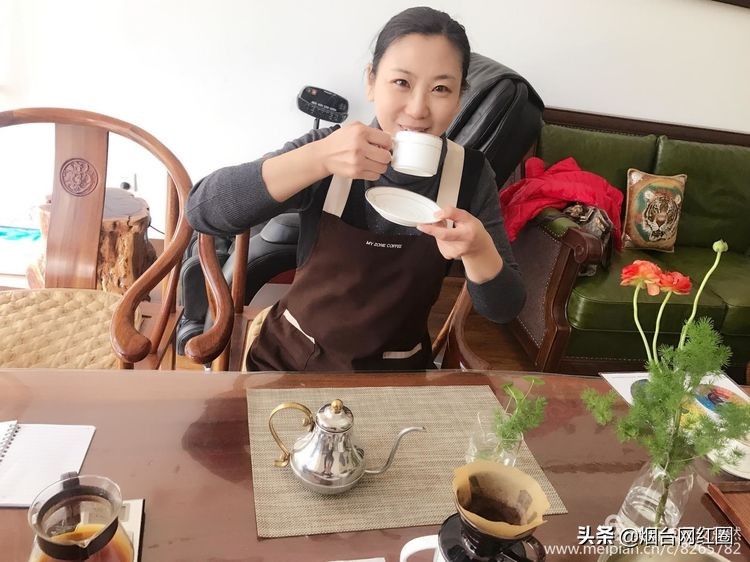 喜欢咖啡，因为那种独特的色香味。色泽凝重，透着忧郁和冷寂