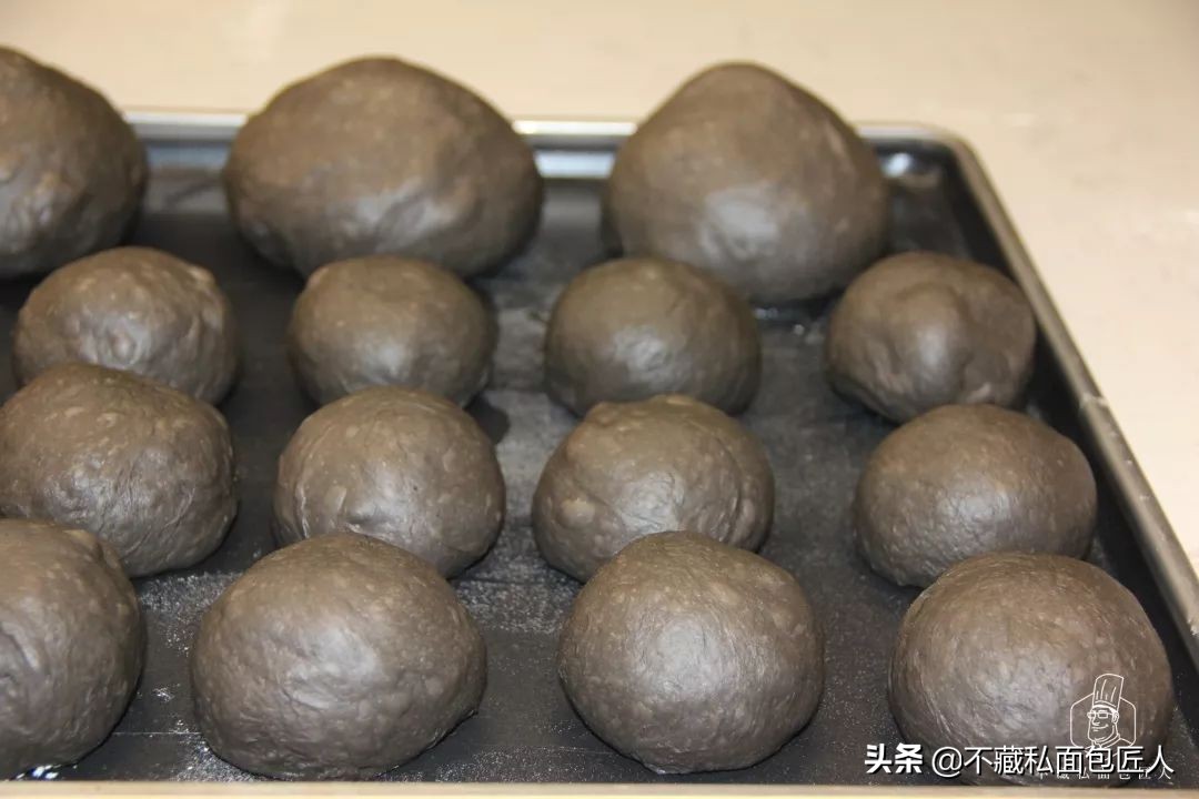 意大利墨鱼汁面包,金枪鱼墨鱼汁面包