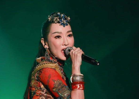 萨顶顶假唱转话筒事件结果,萨顶顶有实力为什么要假唱