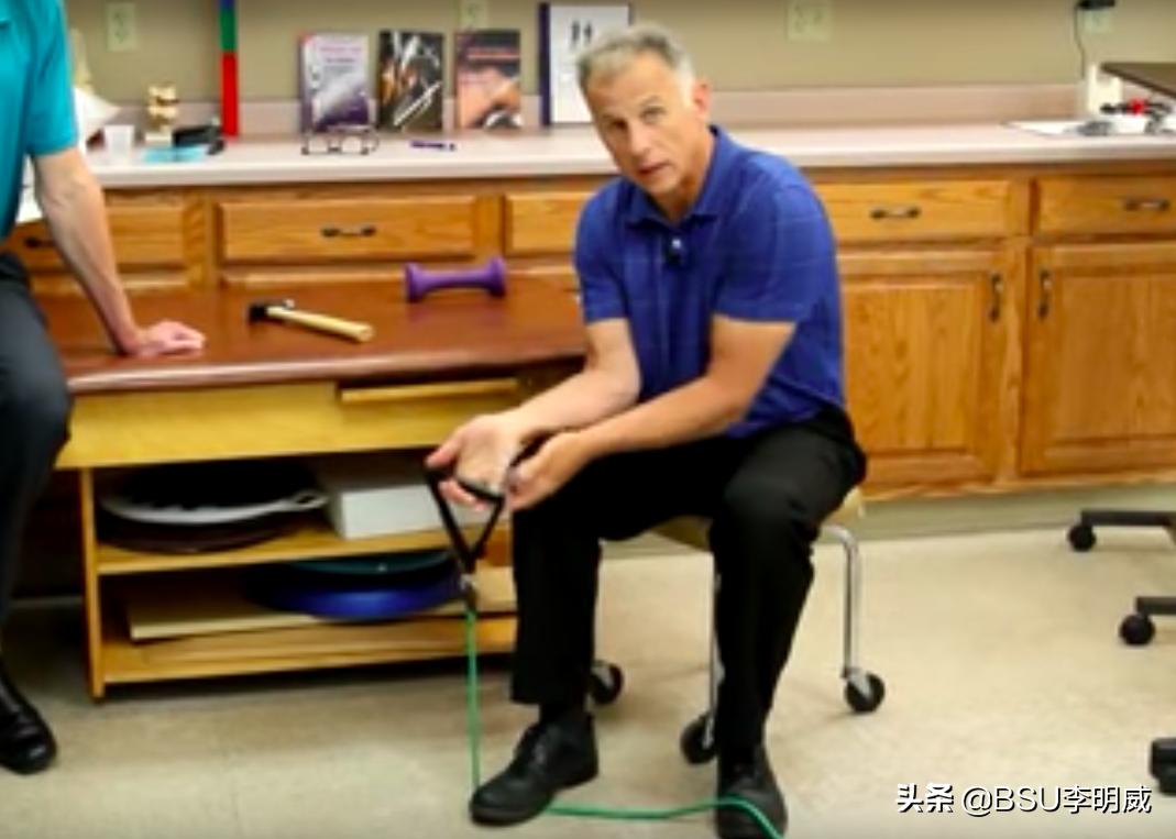 手肘疼怎么解决,劳累引起高尔夫球肘疼