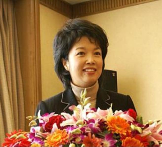 从央视主持人，到23年只饰演周总理夫人，黄薇因4次意外改变命运