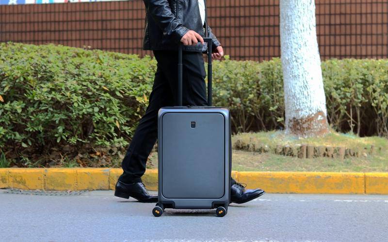 快速取物，为商务人士定制地平线8号登机箱体验