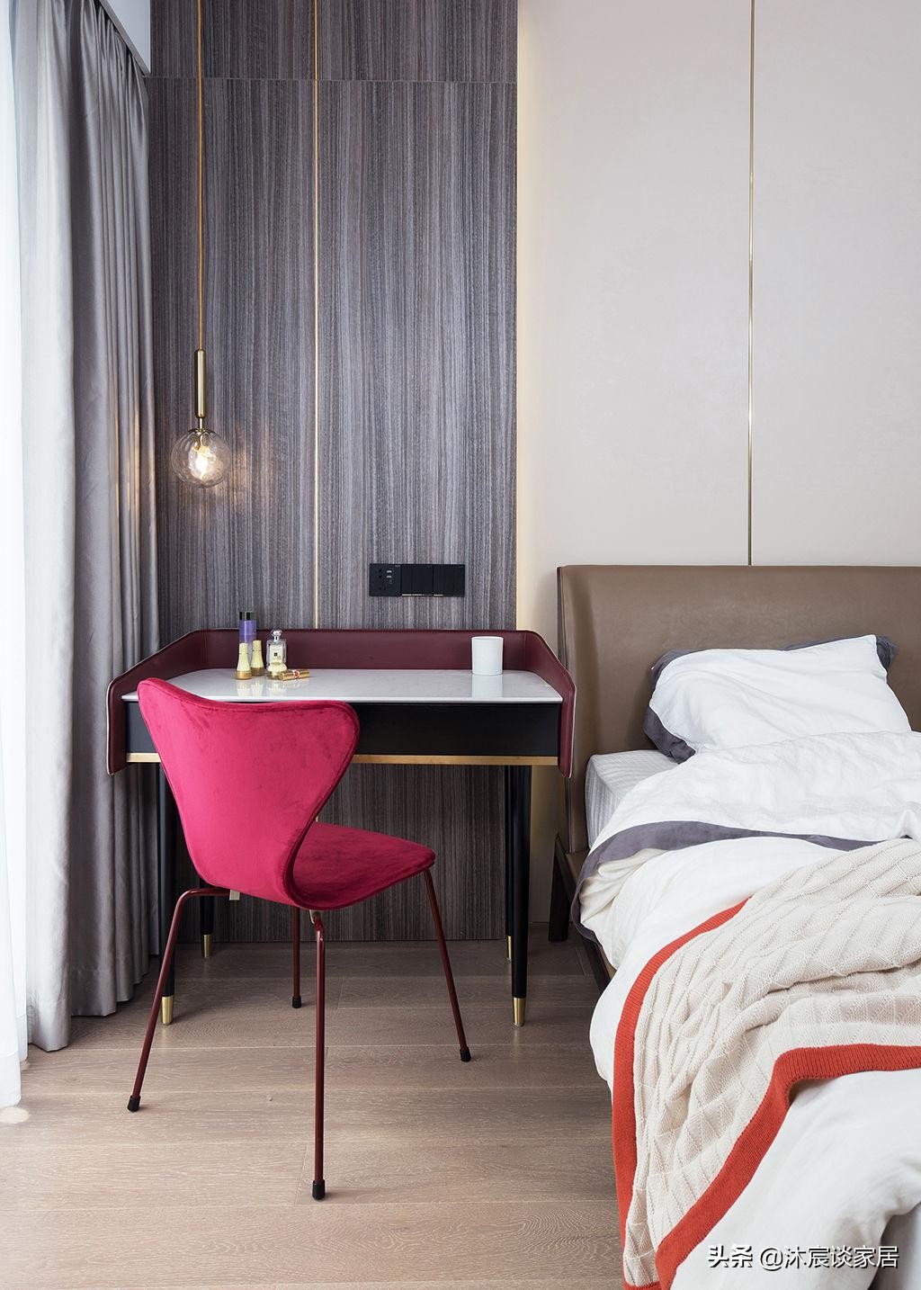 她将全屋吊顶拉平，衣柜采用“二八定律”，非常时尚大气，晒一晒