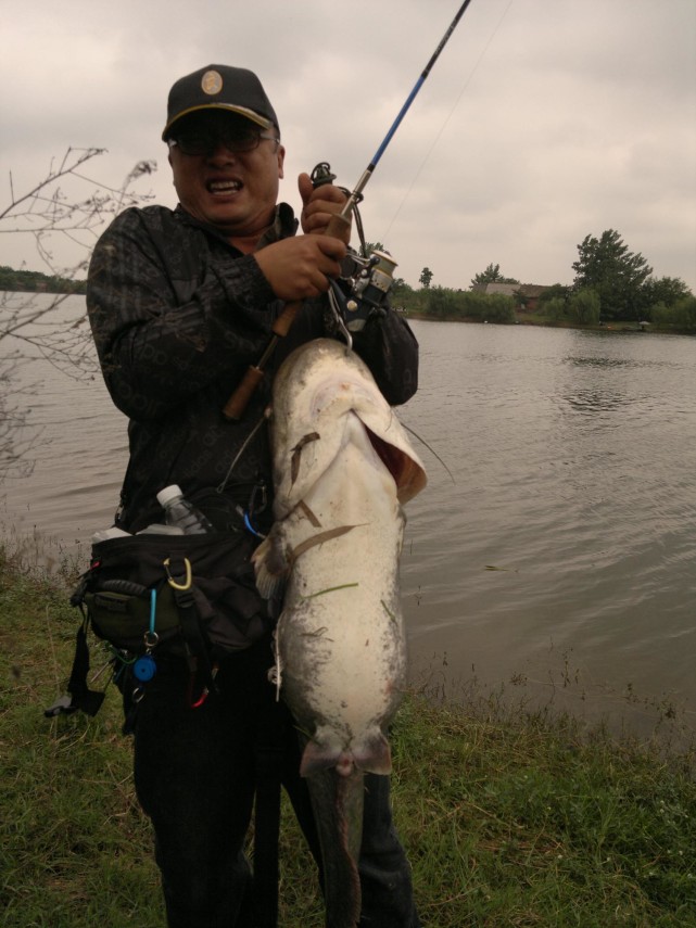外国人用奇葩假饵钓鱼,国外钓鱼用什么假鱼饵好