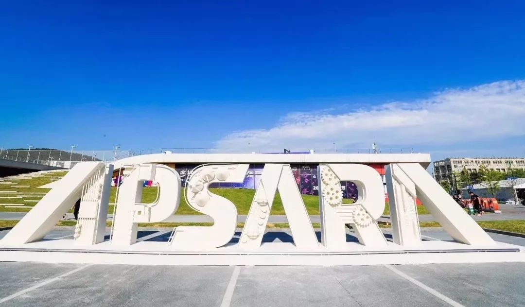 数据中台、童装、机器人，这些创业者为什么要到云端去？