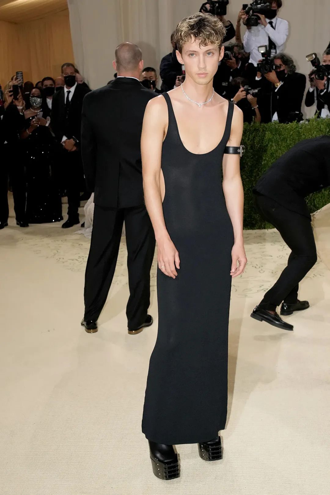 谷爱凌metgala红毯2021,红毯经典造型metgala