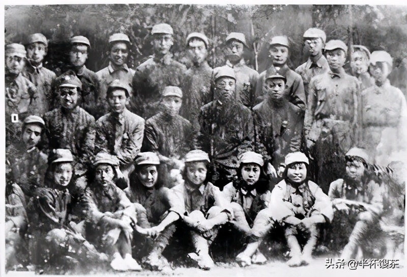 「说谍」战火青春,新四军少女电台力挽狂澜,真女兵绝不搔首弄姿