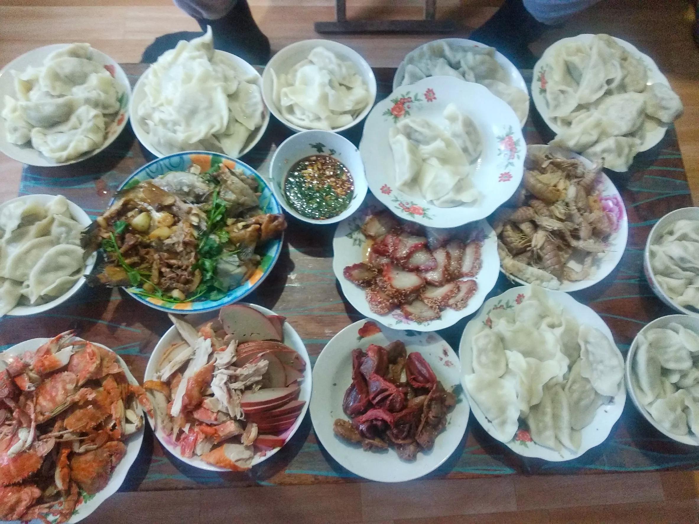 周末陪老丈人卖秋菜,丈母娘做了一大桌菜,网友:还有小姨子没