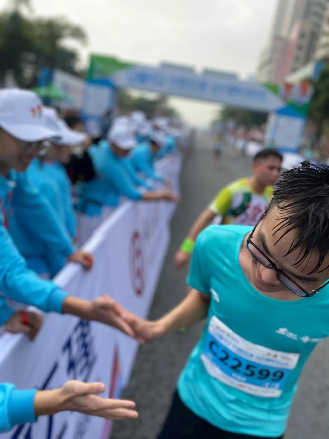 在街头当志愿者,凌晨四点出门当志愿者