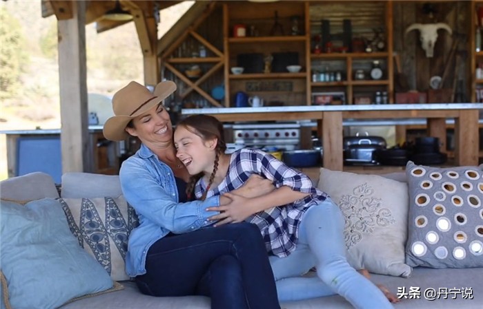 当美国爆发冠状病毒，加州农场主玛丽的繁忙工作和牛仔穿搭