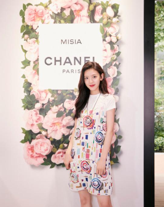 长相惊艳的女人穿搭技巧,显老的人如何穿搭女