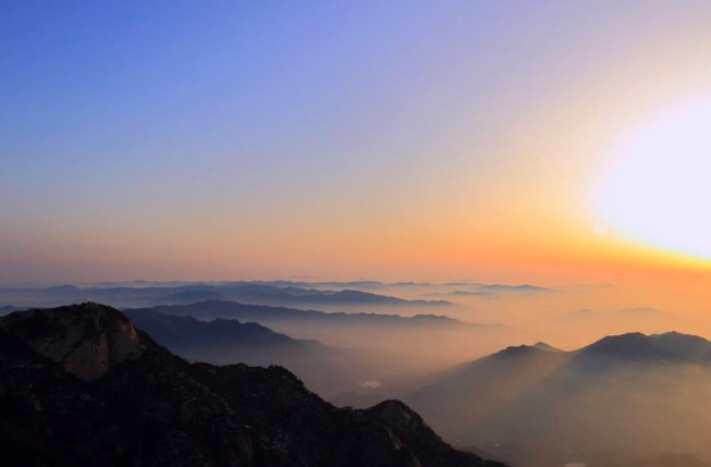 杜甫哪首诗是形容泰山的,杜甫描写泰山高大雄伟的句子