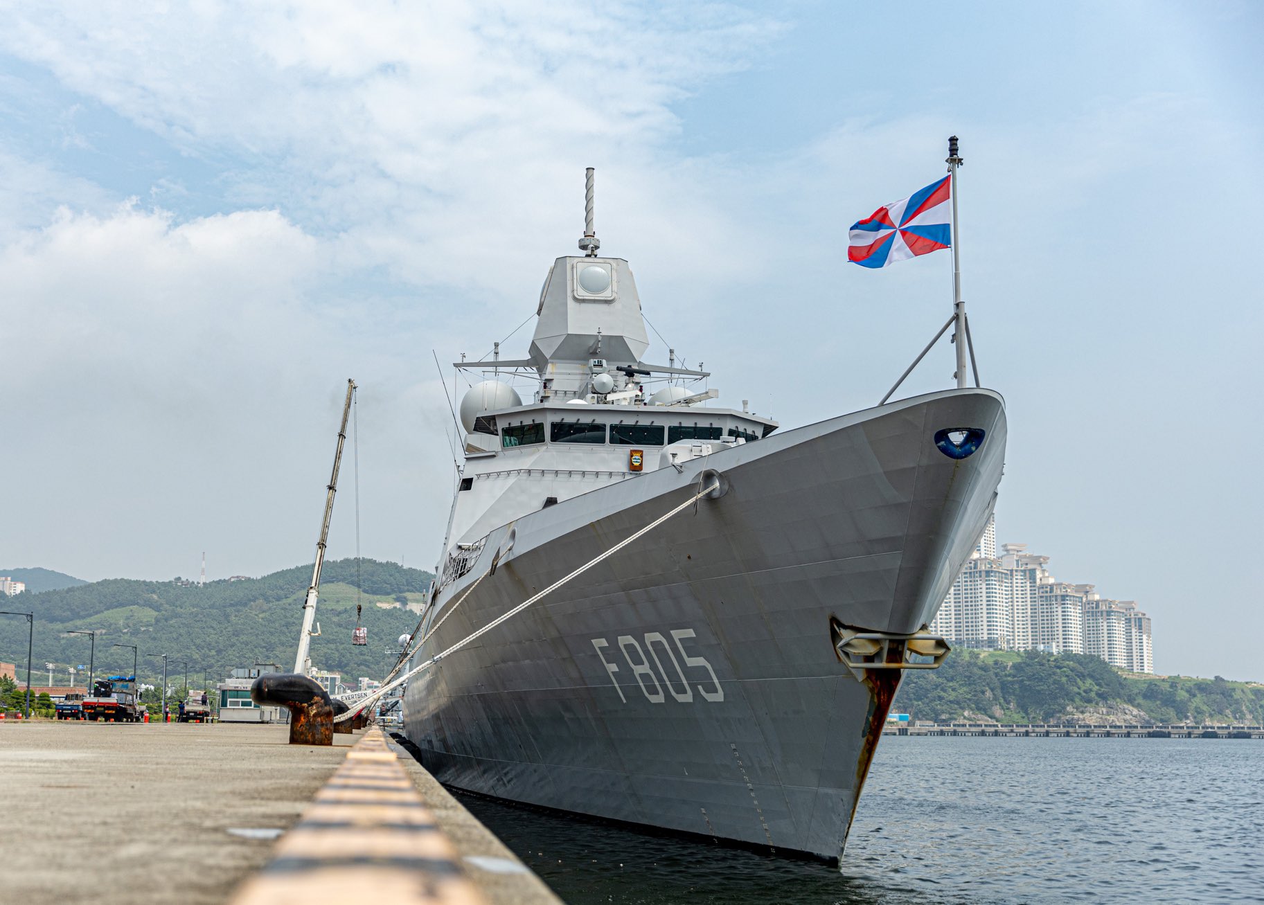 长见识了，相控阵雷达罩子竟然是充气的，荷兰护卫舰在日本出洋相