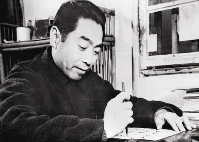 记者故意刁难周总理:为何要用美产钢笔?他的回答让记者羞愧